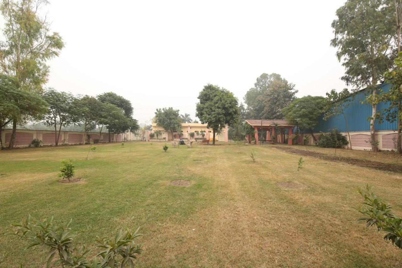 The Karnal Resort Esterno foto