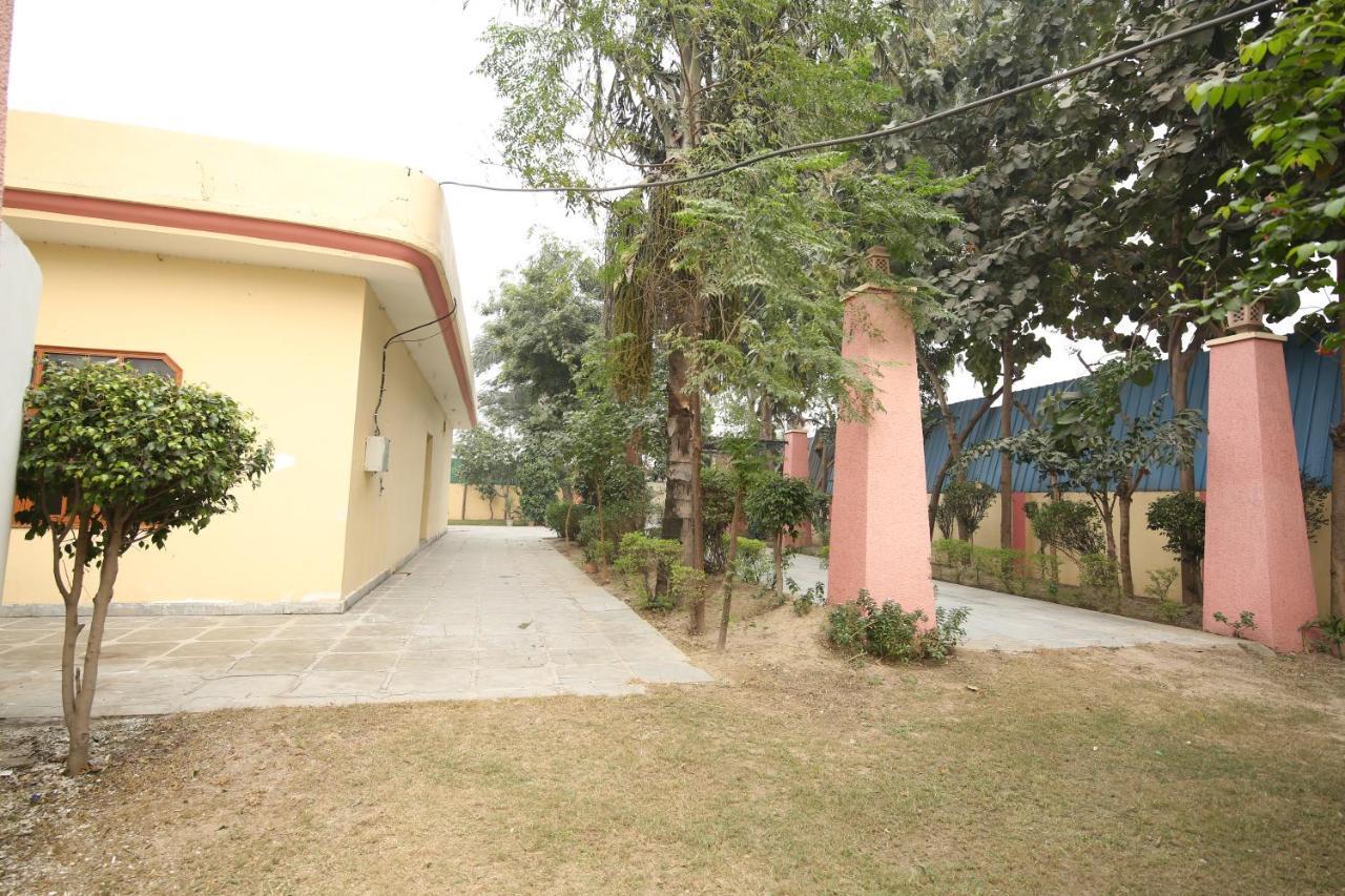 The Karnal Resort Esterno foto